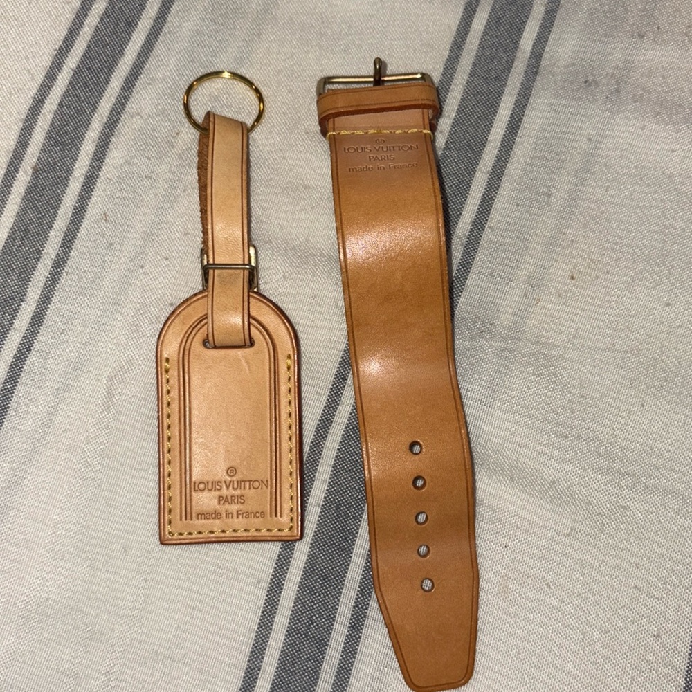 Louis Vuitton luggage tag Leather set.
